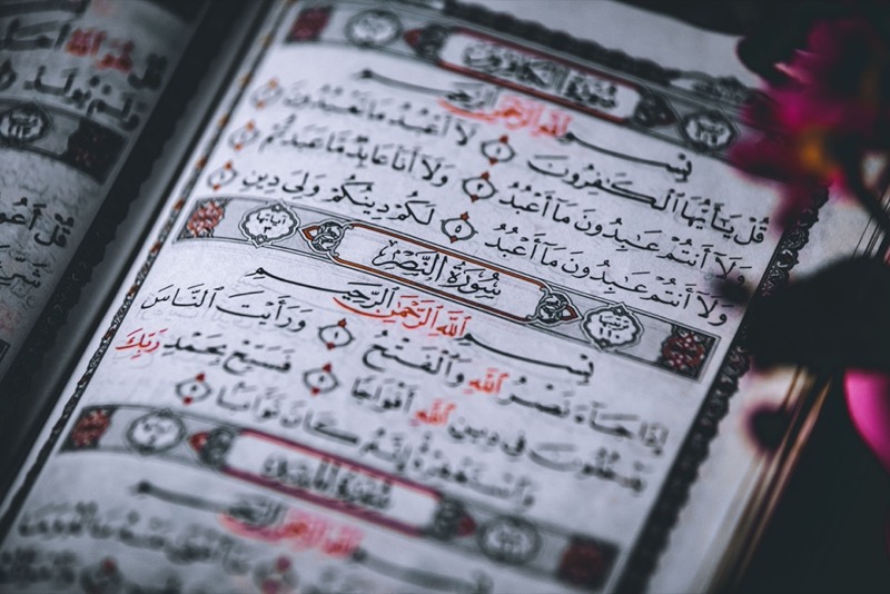 A close-up of Surah Al-Kafirun and An-Nasr in an open mushaf